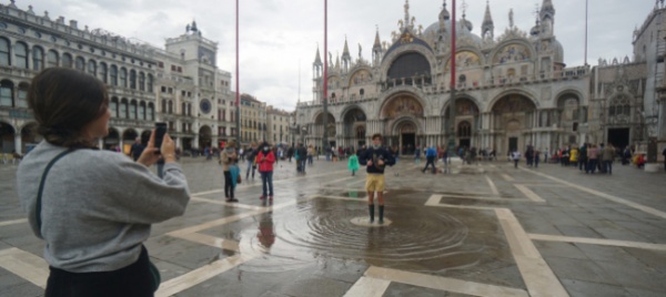 salgono-per-la-prima-volta-le-paratie-a-venezia-acqua-alta-addio