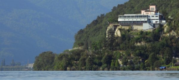 materiali-bituminosi-nel-lago-paradiso-risana-il-fondale