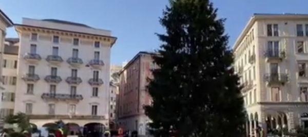 e-in-centro-lugano-atterra-l-albero-di-natale