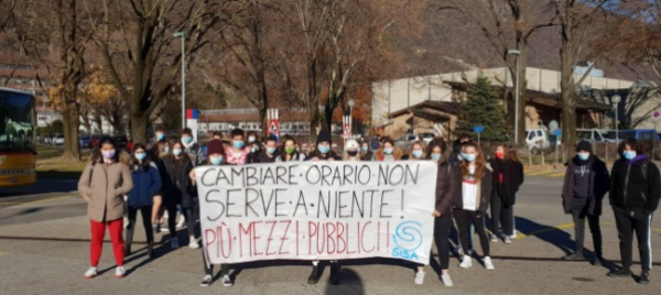 nuovi-orari-a-scuola-stessa-folla-su-bus-e-treni