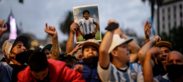 l-argentina-sfila-per-diego-caos-ai-funerali-a-baires
