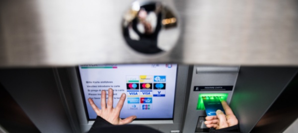 causa-pandemia-in-calo-i-prelievi-ai-bancomat-in-svizzera