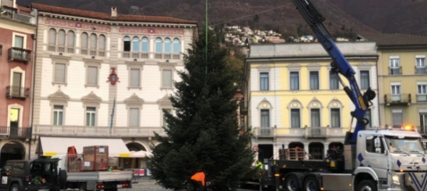 piazza-grande-l-albero-di-natale-per-un-centro-vivo