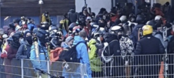 a-zermatt-mezz-ora-di-assembramento-agli-impianti-di-risalita