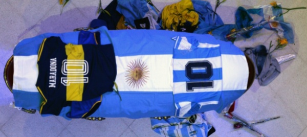 addio-a-maradona-ora-riposa-accanto-ai-genitori
