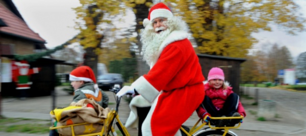 gesu-bambino-e-babbo-natale-li-aiuta-la-posta