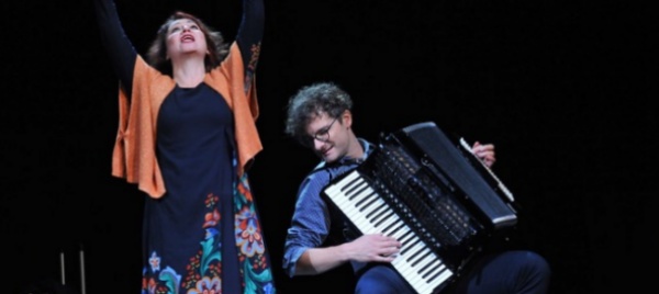 natasha-ha-preso-il-bus-torna-al-teatro-sociale