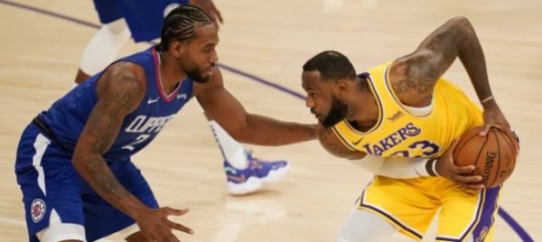 i-lakers-di-lebron-si-inchinano-alla-coppia-george-leonard