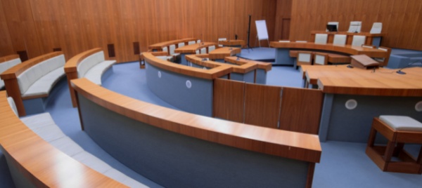 l-interprete-bestemmia-in-aula-e-abbandona-il-processo