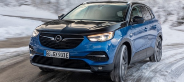 opel-grandland-x-hybrid4-brillante-a-tutto-tondo