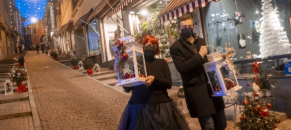 lugano-via-cattedrale-unita-e-addobbata-contro-la-crisi