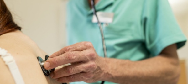 medico-negava-la-pandemia-gli-tagliano-lo-stipendio-del-20