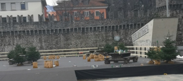 assembramenti-in-piazza-del-sole-ma-polcom-con-le-mani-legate