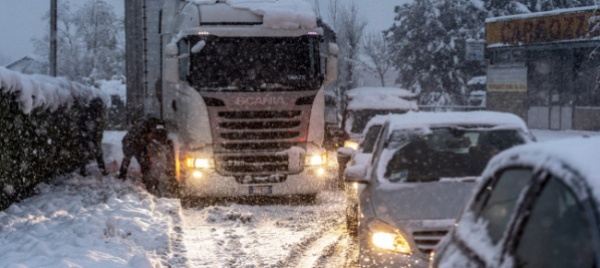tir-di-traverso-traffico-bloccato-su-stabio-gaggiolo