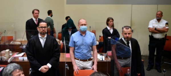 operazione-aderlass-4-anni-e-10-mesi-al-dottor-schimdt