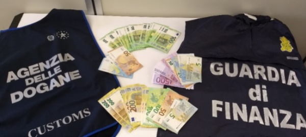 valuta-illegale-intercettati-quasi-77-mila-euro