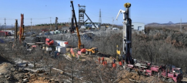 cina-tratto-in-salvo-il-primo-dei-22-minatori