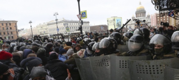 la-russia-reprime-le-proteste-per-navalny-5-000-arresti