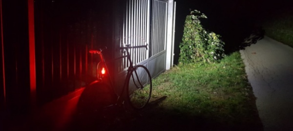 un-faro-nel-buio-in-sella-senza-fretta