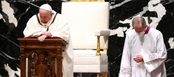 la-sciatica-ferma-papa-bergoglio