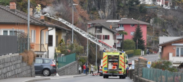 fiamme-da-una-canna-fumaria-in-una-palazzina-a-carasso