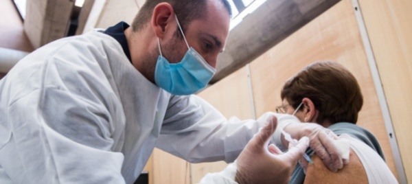 vaccinazione-alle-scuole-nord-anziani-separati-dai-bambini