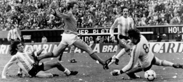 dopo-maradona-l-argentina-piange-anche-luque