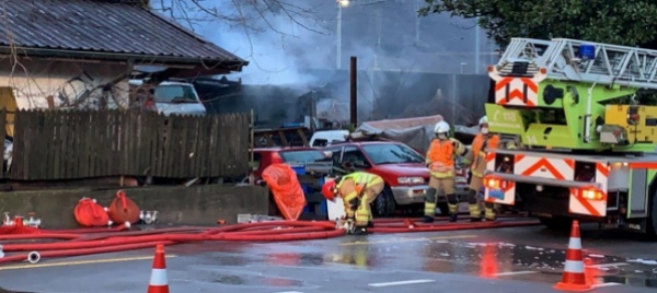 fiamme-in-un-deposito-di-castione-deviazioni-per-il-traffico
