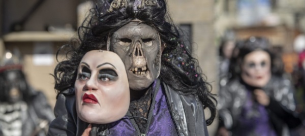 carnevale-annullato-a-lucerna-resistono-in-100