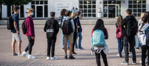 microonde-al-liceo-le-domande-dei-comunisti