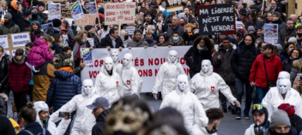 covid-in-800-manifestano-a-neuchatel-contro-le-restrizioni