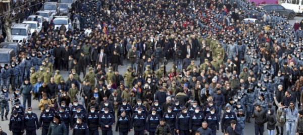 armenia-nel-caos-l-esercito-chiede-al-governo-di-dimettersi
