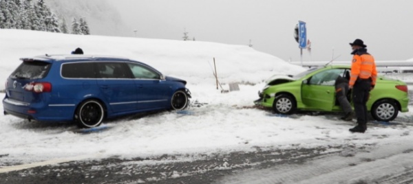 scontro-frontale-tra-due-auto-a-pian-san-giacomo