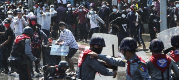 la-polizia-birmana-spara-sui-manifestanti-grave-una-19enne