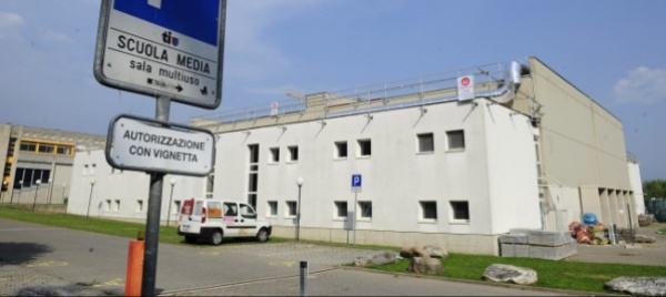 assembramento-alle-medie-di-stabio-arriva-la-polizia