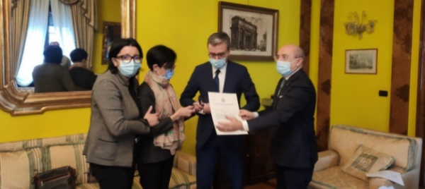 medaglia-d-oro-al-merito-civile-a-don-roberto-malgesini