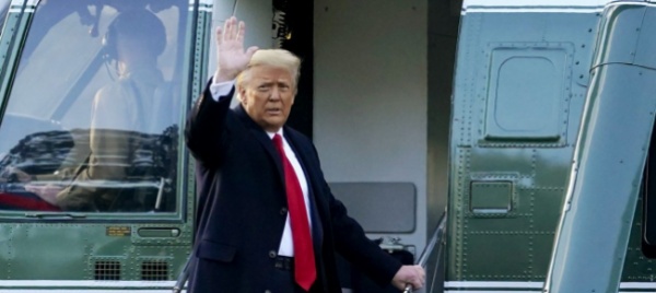 trump-lasciato-a-piedi-dai-suoi-legali