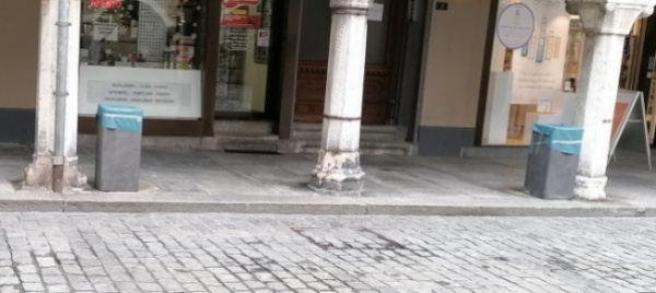 i-vasi-nel-centro-storico-a-bellinzona-non-sono-cestini