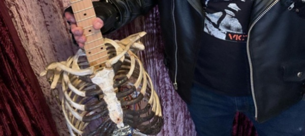 fabbrica-una-chitarra-con-lo-scheletro-dello-zio-defunto