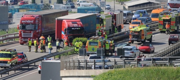 scontro-fra-camion-chiusa-la-a1-a-winterthur