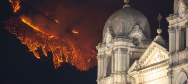 l-etna-non-si-ferma-su-catania-piove-cenere-lavica