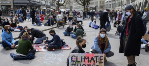 berna-attivisti-del-clima-in-piazza-interviene-la-polizia