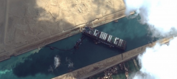 suez-nel-caos-in-coda-370-navi