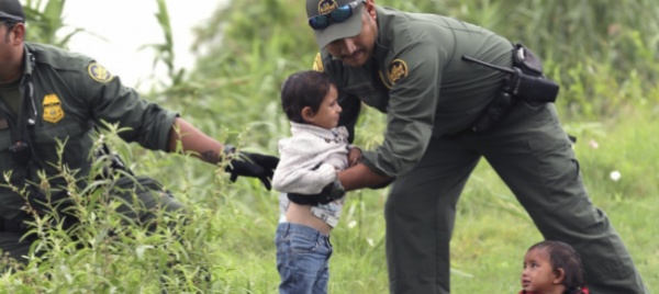 la-crisi-dei-bambini-migranti-in-texas