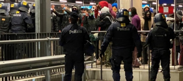 manifestazione-alla-stazione-scontri-conclusi-senza-arresti