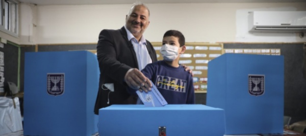 israele-sulla-sedia-del-dentista-arabo