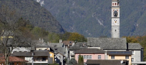 moghegno-l-aiuto-del-comune-al-risanamento-della-strada