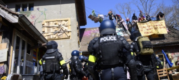 la-polizia-ha-sgomberato-la-collina-di-mormont