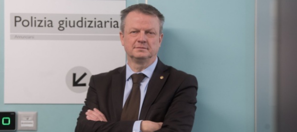 detective-in-polizia-fra-tecnologia-e-fiuto-investigativo