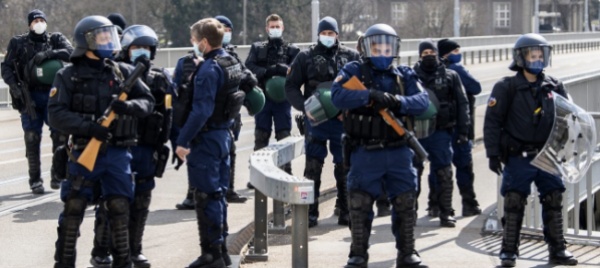 covid-manifestazione-soffocata-sul-nascere-a-berna